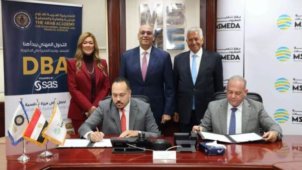 جانب من التوقيع