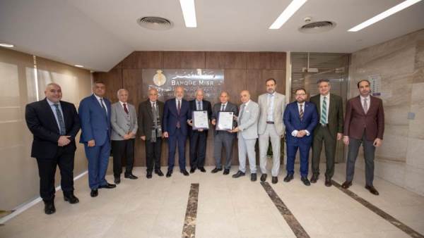 هشام عكاشة أثناء استلام الشهادات