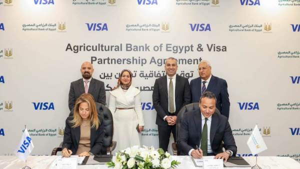 جانب من توقيع الاتفاقية بين البنك الزراعي و شركة فيزا
