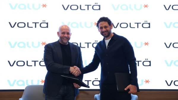 جانب من التوقيع