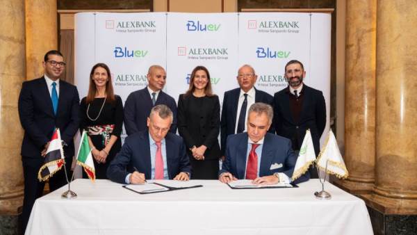 جانب من التوقيع