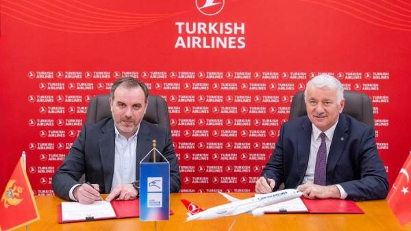 جانب من التوقيع