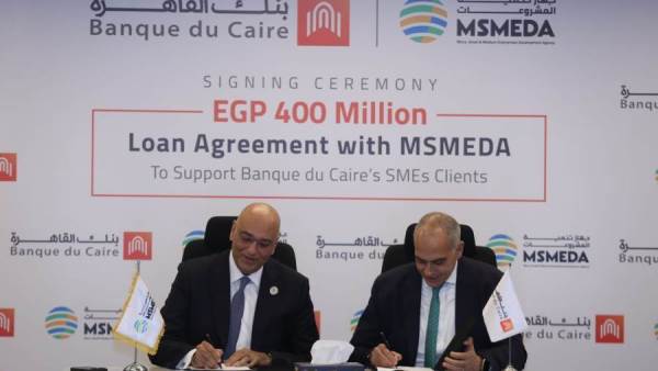 جانب من التوقيع