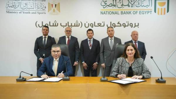 جانب من التوقيع