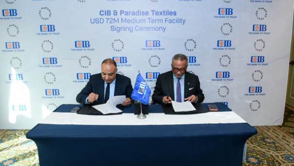 جانب من التوقيع