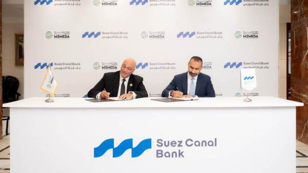 جانب من التوقيع