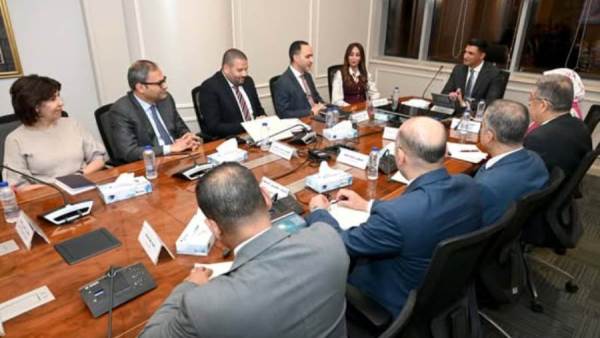 وزير الصناعة يبحث خطط نيسان للسيارات للتوسع في مصر