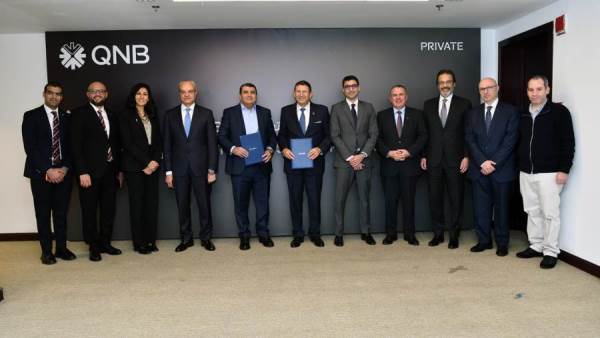 جانب من التوقيع