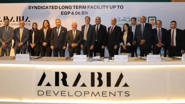 جانب من التوقيع