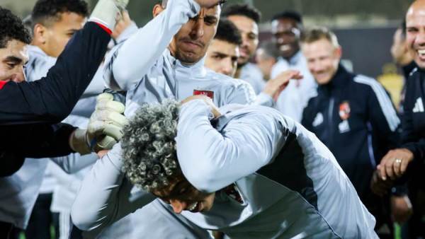 لاعبو الأهلي يحتفلون بعيد ميلاد إمام عاشور