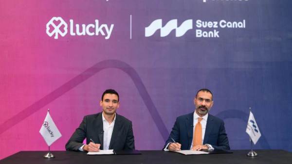 جانب من التوقيع