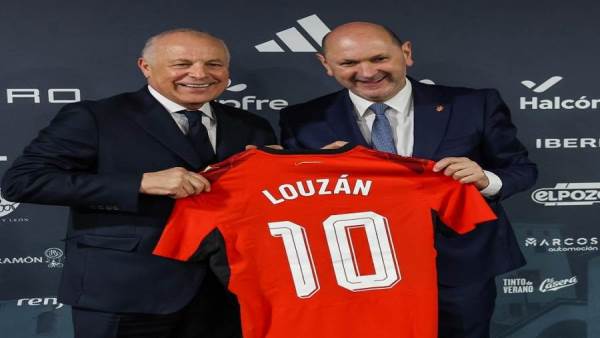 أبوريدة يكرم رئيس الاتحاد الإسباني ويهديه قميص منتخب مصر