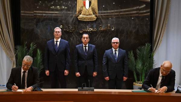 جانب من التوقيع