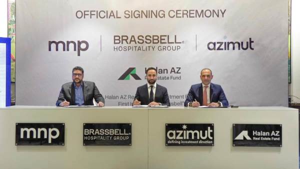 جانب من التوقيع