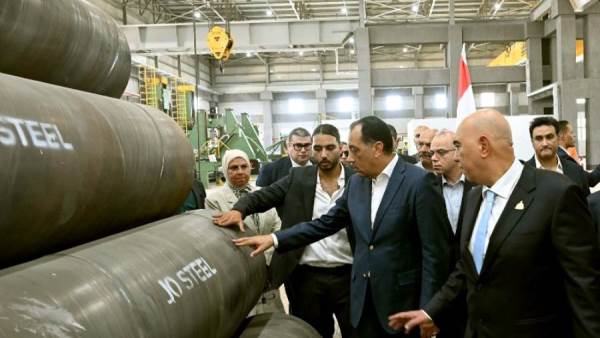 رئيس الوزراء أثناء افتتاح المصنع