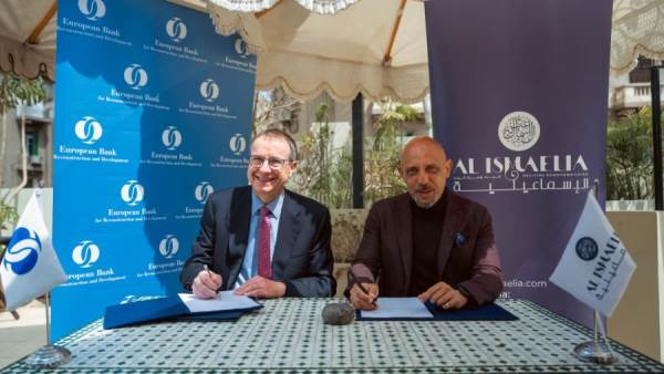 جانب من التوقيع