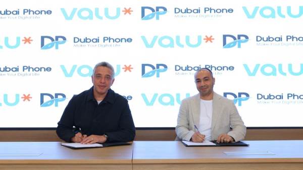 جانب من التوقيع