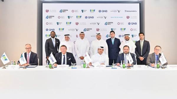 جانب من التوقيع