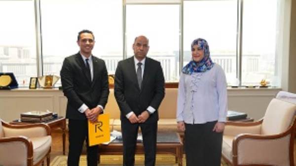 راندا حسني مع وزير العمل