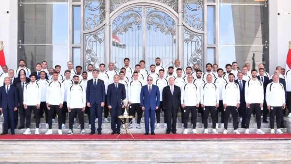 الرئيس السيسي مع بعثة منتخب مصر
